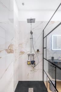 Koupelna v ubytování Luxury Notre Dame by BookingGuys + 10 fotografií