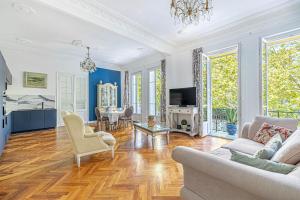 TV a/nebo společenská místnost v ubytování Luxury Notre Dame by BookingGuys