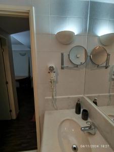 グアルーリョスにあるHotel Guarulhos Flat 902のバスルーム(鏡2つ、シンク付) +11枚の写真