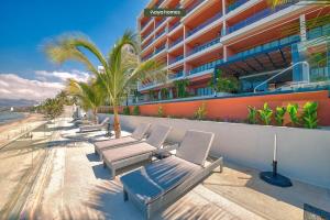 Balkón nebo terasa v ubytování Luxurious 3BR Condo Right Next to the Beach - King