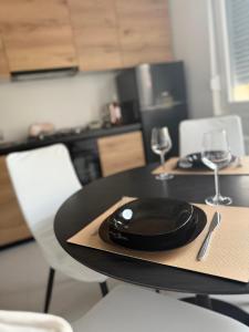 Η κουζίνα ή μικρή κουζίνα στο Apartman TONKA Vinkovci - novouređeni apartman u centru Vinkovaca