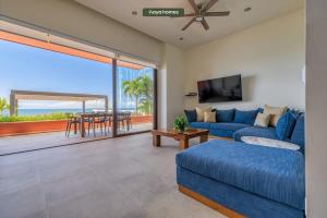 TV a/nebo společenská místnost v ubytování Luxurious 3BR Condo Right Next to the Beach - King