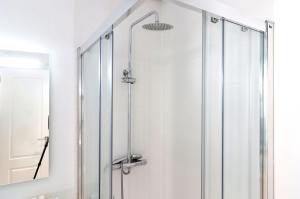 eine Dusche im Bad mit Spiegel in der Unterkunft AH - Aparta Suites Madrid Río in Madrid