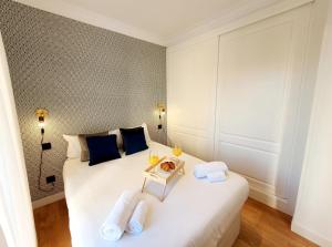 ein Schlafzimmer mit einem weißen Bett und einem Tisch darauf in der Unterkunft AH - Aparta Suites Madrid Río in Madrid + 38 Fotos