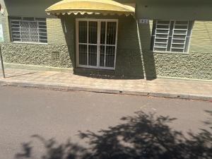 un edificio con una puerta al costado de una calle en Suíte 04 no centro da cidade, en Uberaba