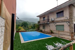 a swimming pool in the yard of a house at El Salón de Arriba in El Real de San Vicente