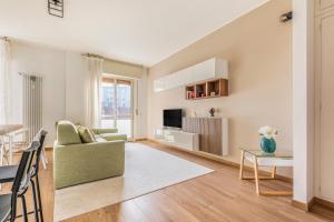 ein Wohnzimmer mit Sofa und Tisch in der Unterkunft Sesto Rondò Ospedale San Raffaele 4 Pax Wi-Fi in Sesto San Giovanni