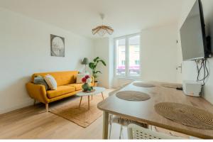 TV a/nebo společenská místnost v ubytování Superbe T2 au Centre d 'Orsay Proche Gare RER