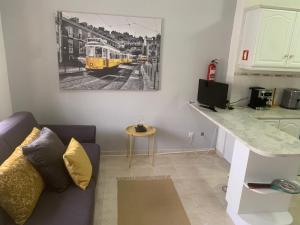 een woonkamer met een bank en een gele trein bij Casa do Omega do Foz in Foz do Arelho