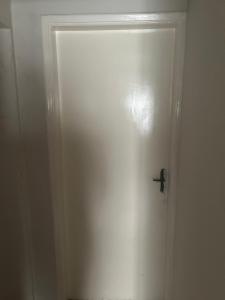 a white door with a black door knob at Suíte 05 no centro da cidade in Uberaba