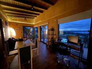 Χώρος καθιστικού στο Cabin with Jacuzzi