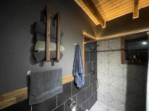 Ένα μπάνιο στο Cabin with Jacuzzi