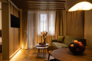 un soggiorno con un divano e un tavolo di Apart-hotel Pahulja a Jahorina Altre 19 foto