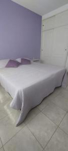 a large white bed in a white room at Departamento Pepper in Trelew