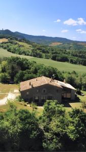 an old house in the middle of a field at TERRALUNA Villa Vacanze San Leo - San Marino in San Leo