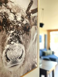 una foto de una vaca colgada en una pared en Boutique apartment Chaberton view - R16, en San Sicario 42 fotos más