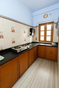 Η κουζίνα ή μικρή κουζίνα στο Shanti Niwas Apartment