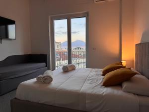 een slaapkamer met een bed met een groot raam bij B&B Monteleone ,12 in Napels