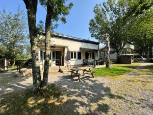 ein Gebäude mit einem Picknicktisch davor in der Unterkunft Maison Annelore in Saint-Honoré-les-Bains