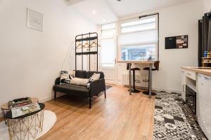 ein Wohnzimmer mit einem Stuhl und einem Schreibtisch in der Unterkunft La Casa Maje hypercentre Vendôme in Vendôme