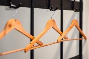 einer Gruppe von Holzbügeln auf einem Gestell in der Unterkunft La Casa Maje hypercentre Vendôme in Vendôme