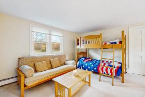 Postel nebo postele na pokoji v ubytování Bourne's Pond Hideaway