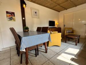 ein Esstisch mit karierter Tischdecke in der Unterkunft Maison Annelore in Saint-Honoré-les-Bains + 2 Fotos