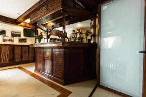 a kitchen with a bar in a room at Pensiunea Carol Oglinzi in Oglinzi