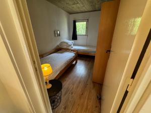 ein kleines Zimmer mit zwei Betten und einem Fenster in der Unterkunft Maison Annelore in Saint-Honoré-les-Bains