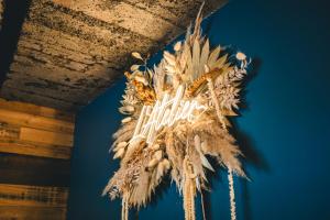 a chandelier hanging from a ceiling in a room at L'Atelier - Gîte chaleureux et relaxant in Saint-Hubert