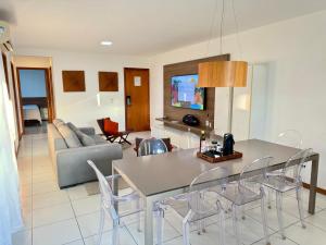 a kitchen and living room with a table and chairs at Cobertura 3Q ILOA Barra de S Miguel Castelo B Temporada in Barra de São Miguel