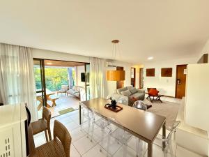 a kitchen and living room with a table and chairs at Cobertura 3Q ILOA Barra de S Miguel Castelo B Temporada in Barra de São Miguel