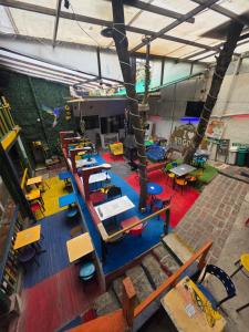 uma vista superior de uma sala de aula com mesas e cadeiras em Hostal Gastro Bar Casa Colibrí em Bogotá mais 63 fotografias