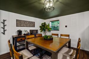 Fotografie z fotogalerie ubytování Tranquil Hocking Hills Cabin For 4-Hot Tub Games v destinaci South Bloomingville