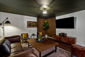 Posezení v ubytování Tranquil Hocking Hills Cabin For 4-Hot Tub Games + 12 fotografií