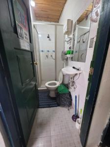 um pequeno banheiro com um vaso sanitário e uma pia em Hostal Gastro Bar Casa Colibrí em Bogotá