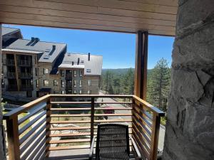 balcón con silla y ventana grande en Escape Panorama Apartmani Tara, en Kaludjerske Bare
