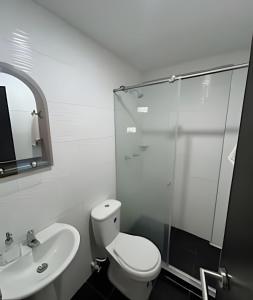 a bathroom with a toilet and a sink and a shower at Espacioso y Elegante en Milán in Manizales