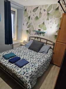 Un dormitorio con una cama con almohadas azules. en Joli appartement climatisé bord de mer emplacement idéal, en La Ciotat