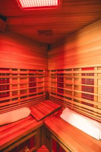una sauna con bancos de madera en una habitación en L'Atelier - Gîte chaleureux et relaxant, en Saint-Hubert
