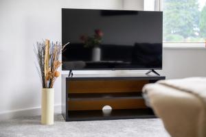 Et tv og/eller underholdning på Two Bedroom House by Brookland Stays Serviced Accommodation Short Lets Middleton with Free WiFi