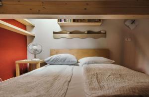 a bedroom with a large bed with a wooden headboard at Chic y cozy Schwaunter in Untermeitingen