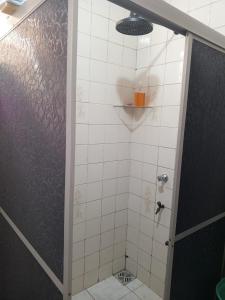 Ένα μπάνιο στο Quarto próximo do Parque da cidade +6 φωτογραφίες