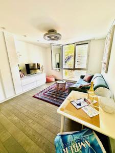 een woonkamer met een bank en een tafel bij AMBER APARTMENTS - PINK STUDIO in Morro del Jable +28 foto's