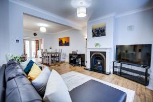 Televiisor ja/või meelelahutuskeskus majutusasutuses Spacious 4-Bed House in Welling - Free parking