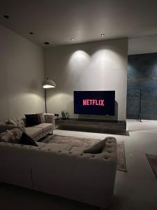 Μια τηλεόραση ή/και κέντρο ψυχαγωγίας στο HA Suite