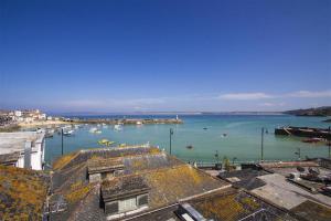 圣艾夫斯Upper Seafarer 45 Fore Street的港口景色，水里停着小船