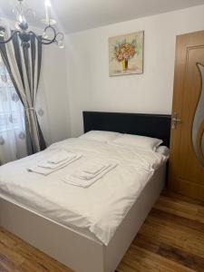 Ένα ή περισσότερα κρεβάτια σε δωμάτιο στο Apartament 2 camere