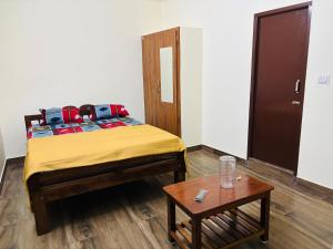 Ένα ή περισσότερα κρεβάτια σε δωμάτιο στο VRS Guest House