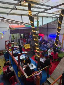 um grupo de pessoas sentadas em mesas em uma sala em Hostal Gastro Bar Casa Colibrí em Bogotá